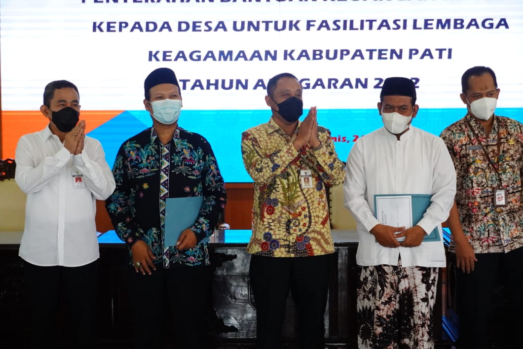 Bupati Pati Secara Simbolis Serahkan Bantuan Keagamaan