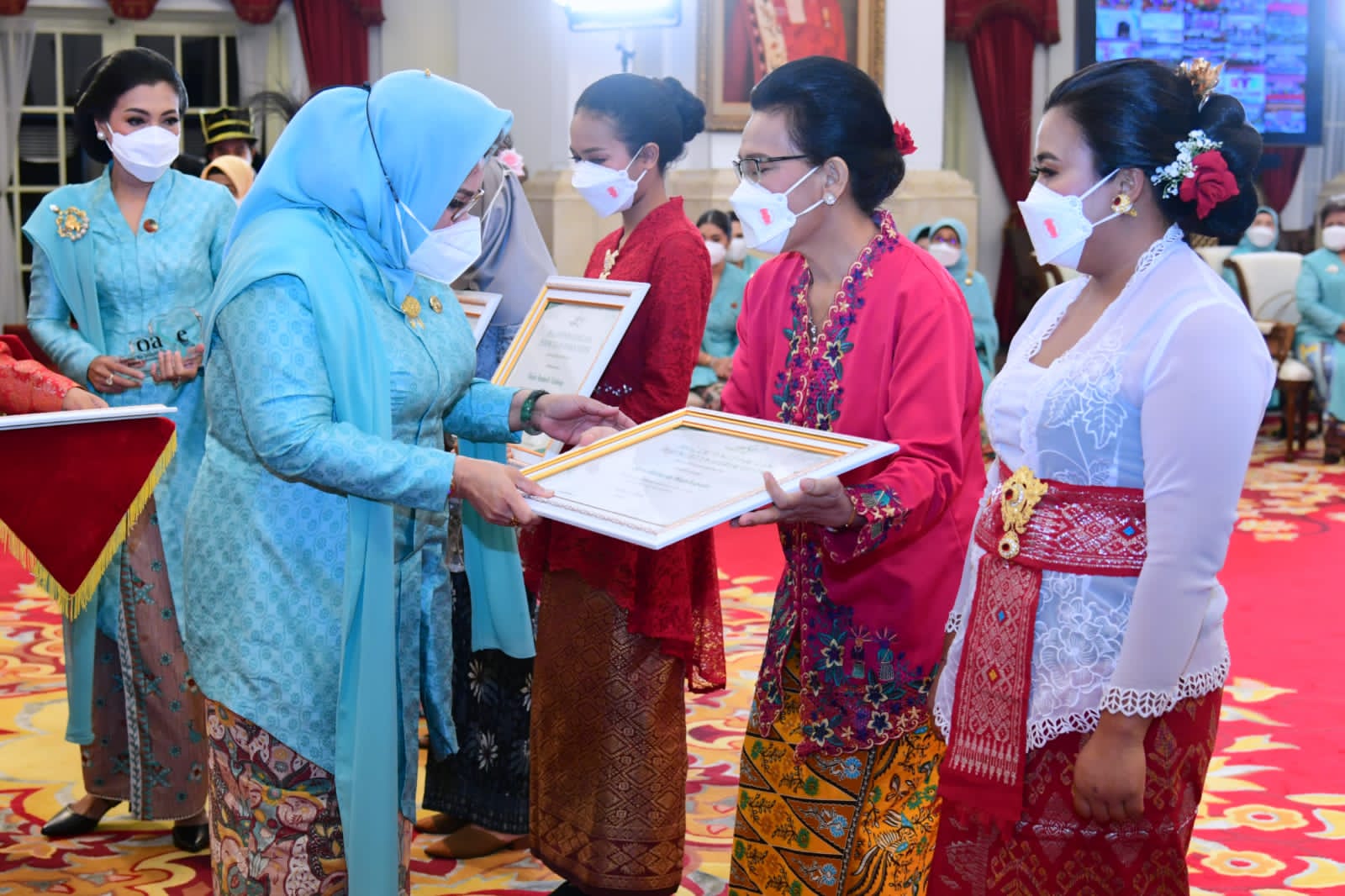 Ibu Iriana Jokowi Berikan Penghargaan bagi Perempuan Indonesia se-Tanah Air
