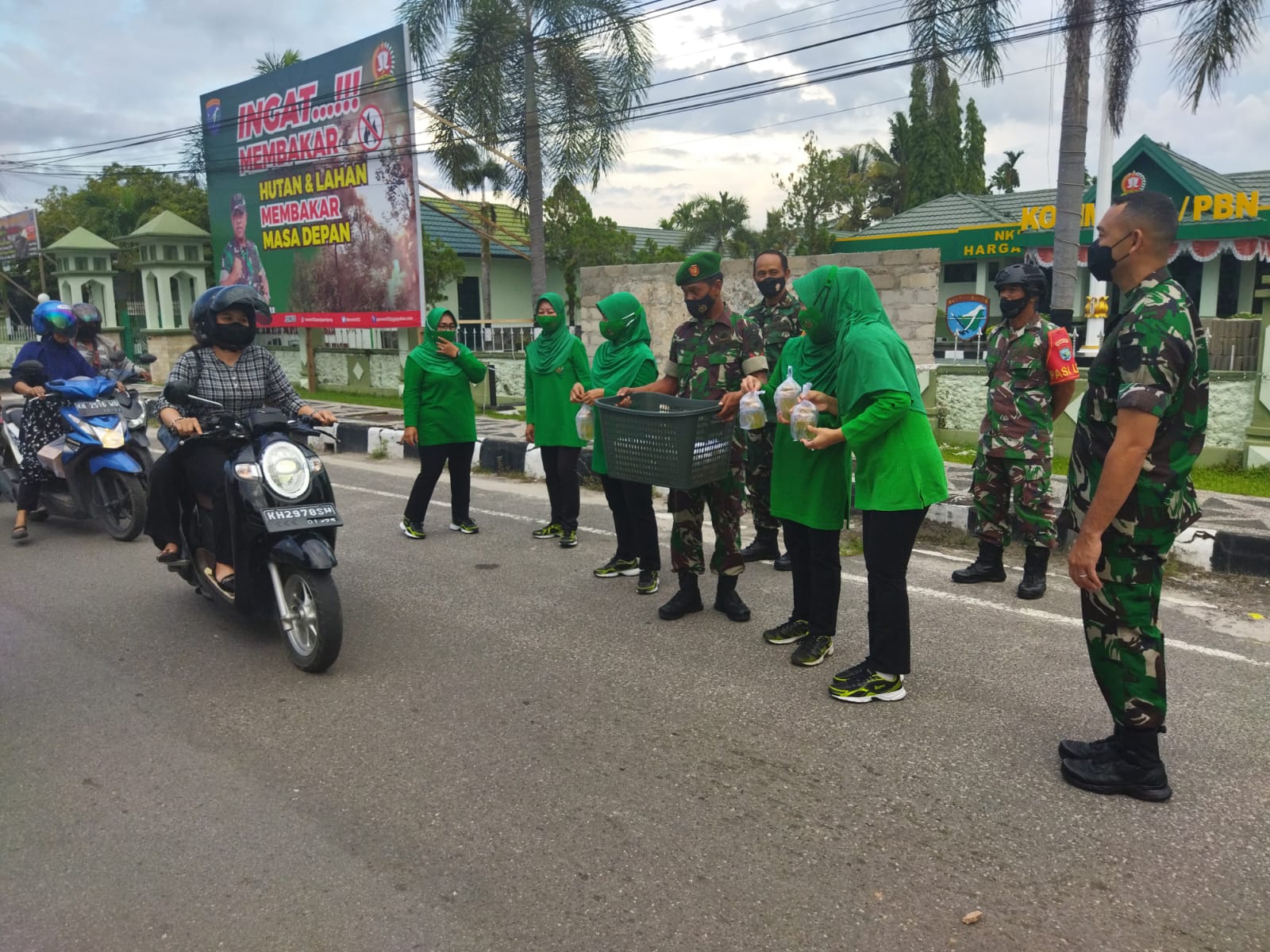 Peduli Sesama, Pangdam XII/Tpr dan Jajaran Bagikan Takjil ke Masyarakat