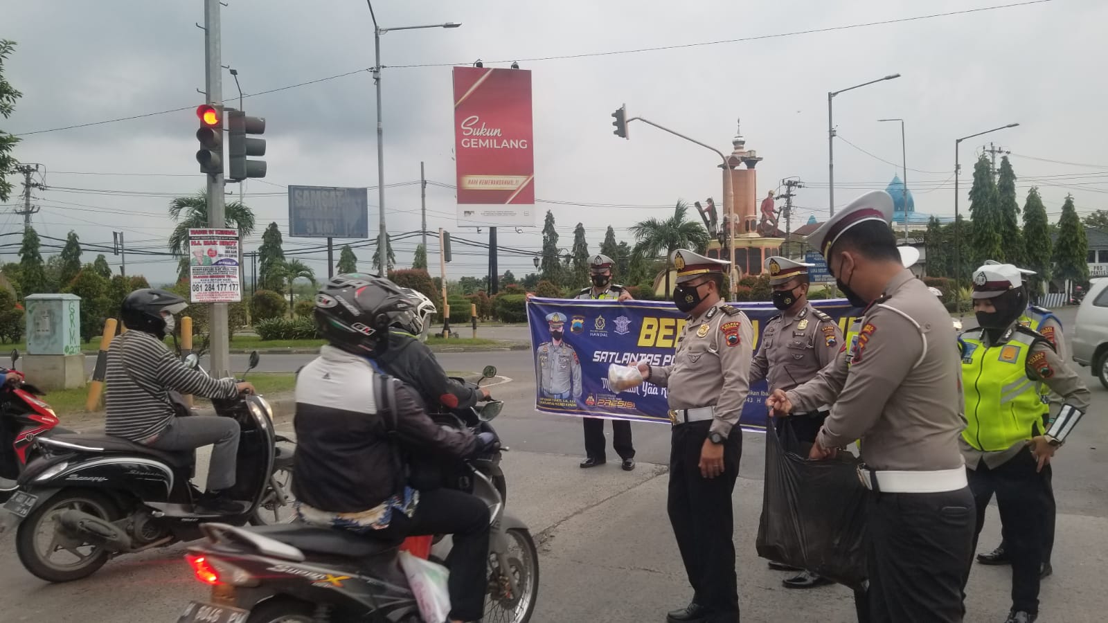 Bagi Takjil, Satlantas Polres Kendal Pesan Jelang Mudik