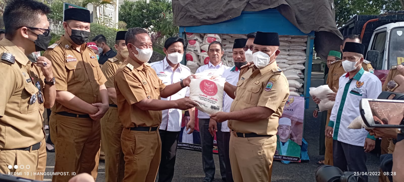 Secara Simbolis Nanang Lepas Penyaluran Zakat