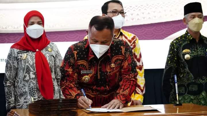 Bupati Lamsel Tanda Tangani Pakta Integritas Barang Milik Daerah