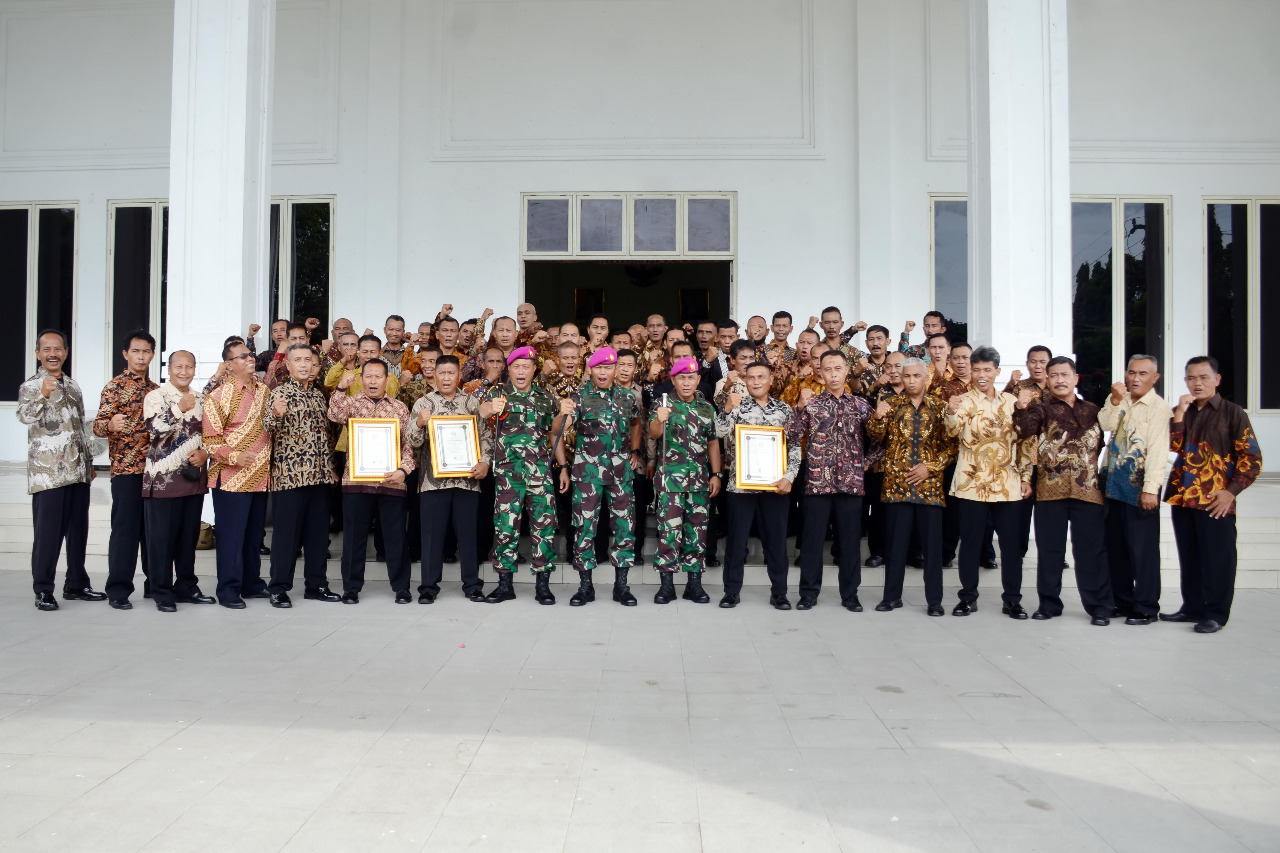Pemberian Piagam Penghargaan ke Prajurit Purna Tugas