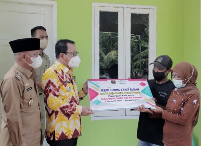 Wali Kota Metro Serahkan Kunci Bantuan Bedah Rumah