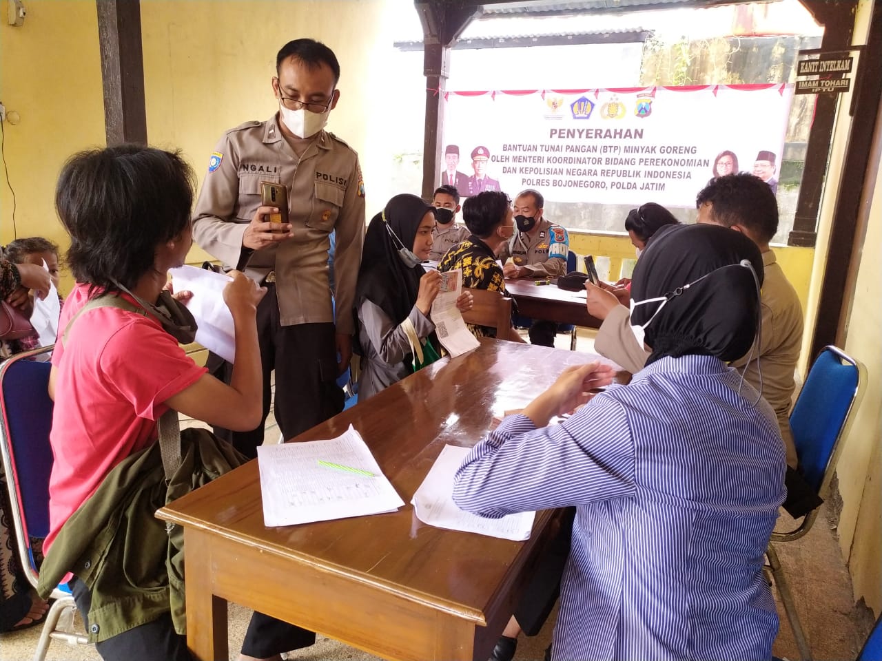 Polsek Sumberrejo Kembali Salurkan Bantuan Tunai ke Warga
