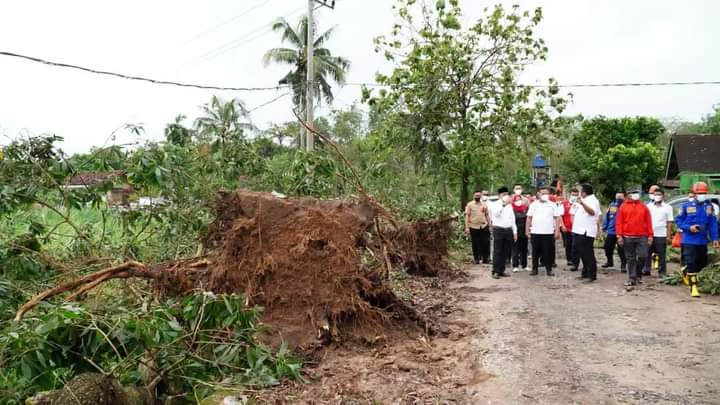 Nanang Ermanto Berikan Bantuan Kepada Korban Puting Beliung di Tanjung Bintang