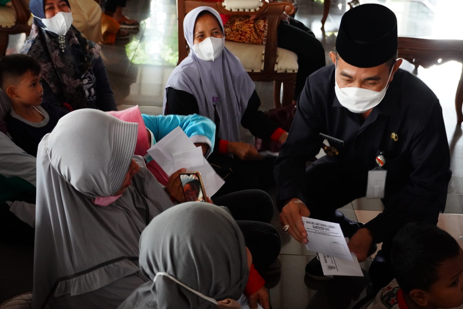 Bupati Pati Serahkan Bantuan ke 336 Penyapu jalan