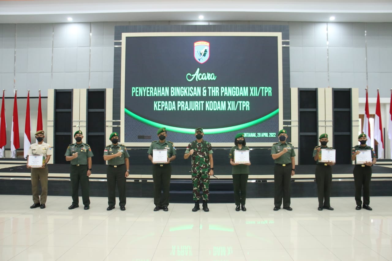 Pangdam XII/Tpr Bagikan Bingkisan dan THR ke Semua Anggota
