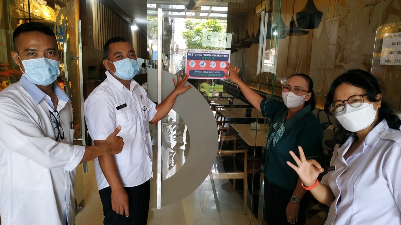 Jamin Rasa Aman, Dinkes Pasang Stiker Vaksinasi Booster