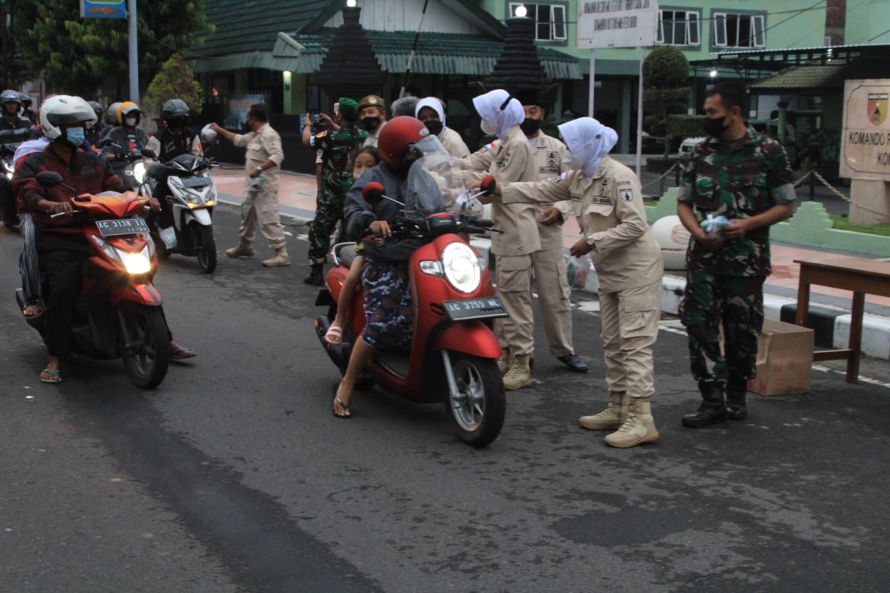 Anggota PNS Kodim 0808 Bagikan Takjil ke Masyarakat