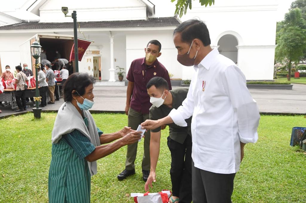 Masyarakat Terima Sembako dari Presiden RI