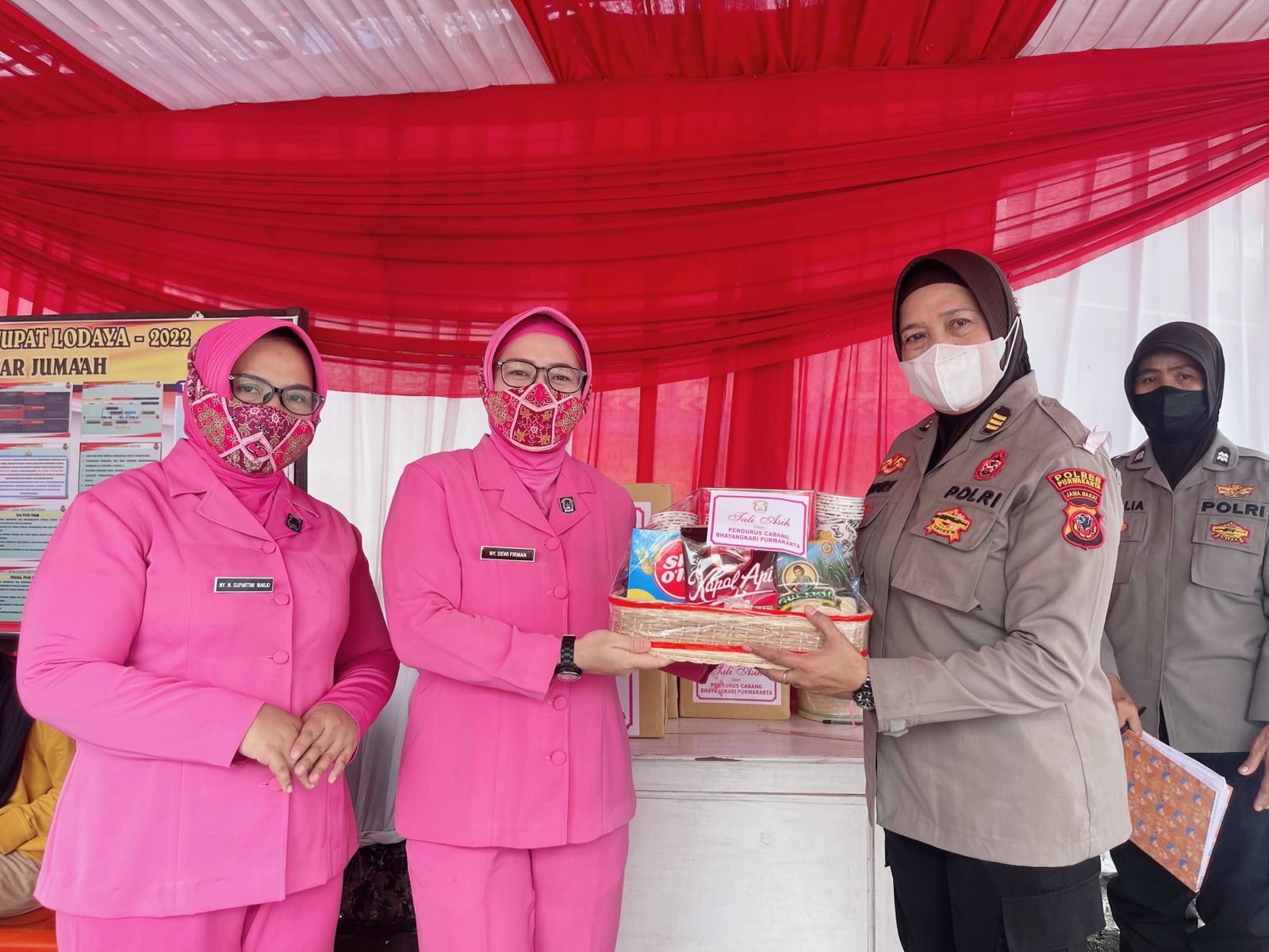 Bhayangkari Kunjungi Pos Pam Operasi Ketupat Lodaya 2022