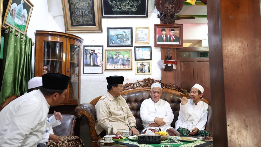 Prabowo Menangis Mengenang Mbah Moen Saat Berkunjung Di Ponpes Al Anwar Rembang