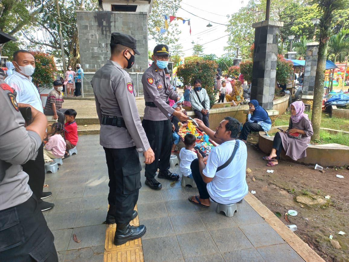 Kapolsek Sukorejo Bagikan Masker