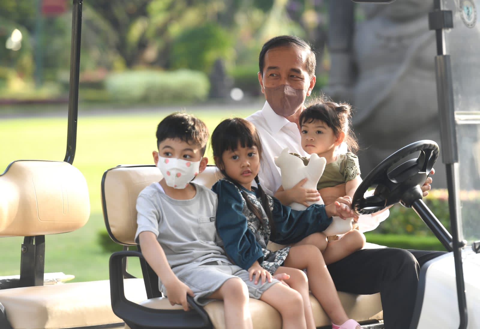 Kehangatan Presiden RI Bersama Cucu