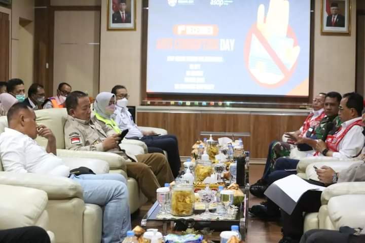 Bupati Lamsel, Nanang Ermanto Bersama Gubernur Lampung Lampung Dampingi Kapolri Tinjau Arus Balik di Pelabuhan Bakauheni