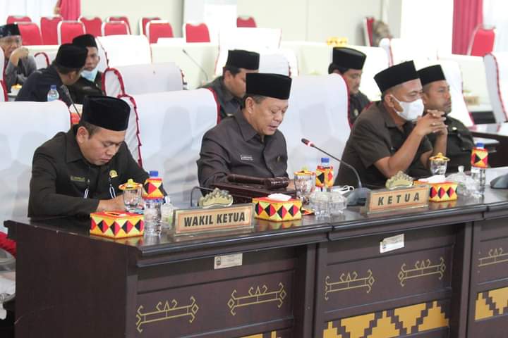 Ketua DPRD Lamsel Pimpin Jalannya Rapat Paripurna, Penyampaian Ranperda Tentang P4GN