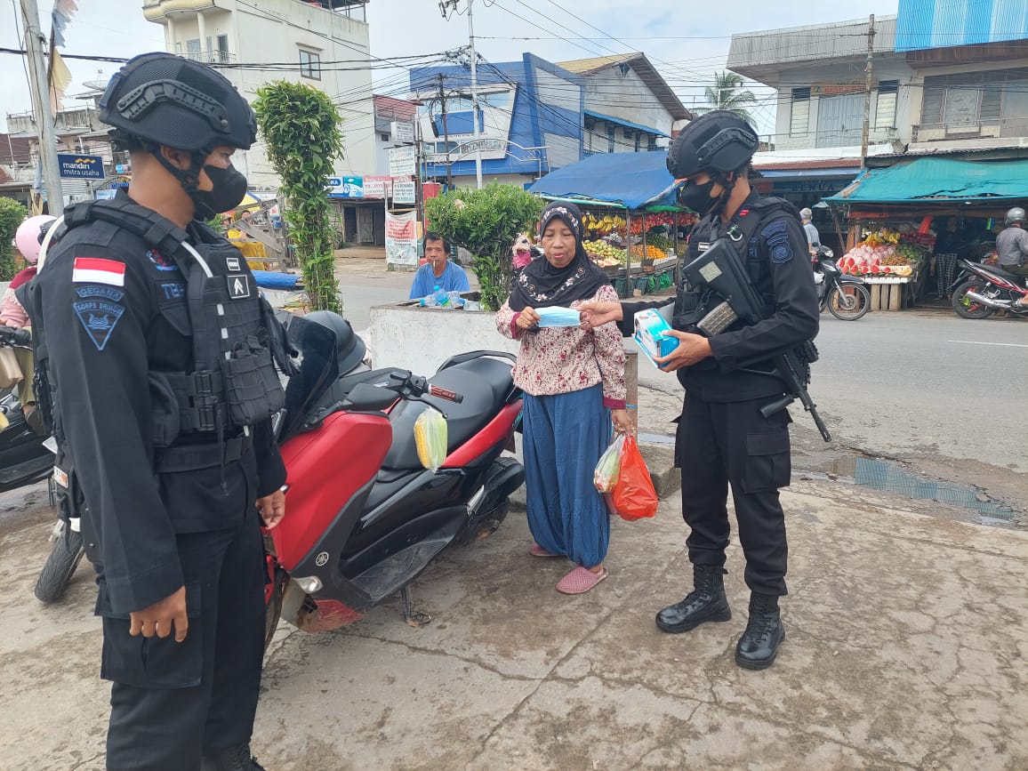 Satbrimob Polda Kalbar Berikan Edukasi Prokes ke Pedagang