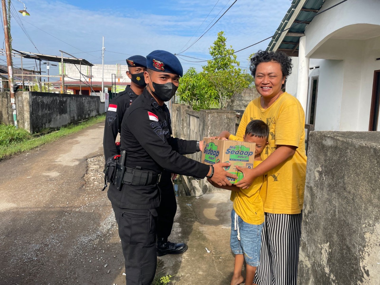 Warga Kurang Mampu Terima Bantuan dari Satbrimob Polda Kalbar