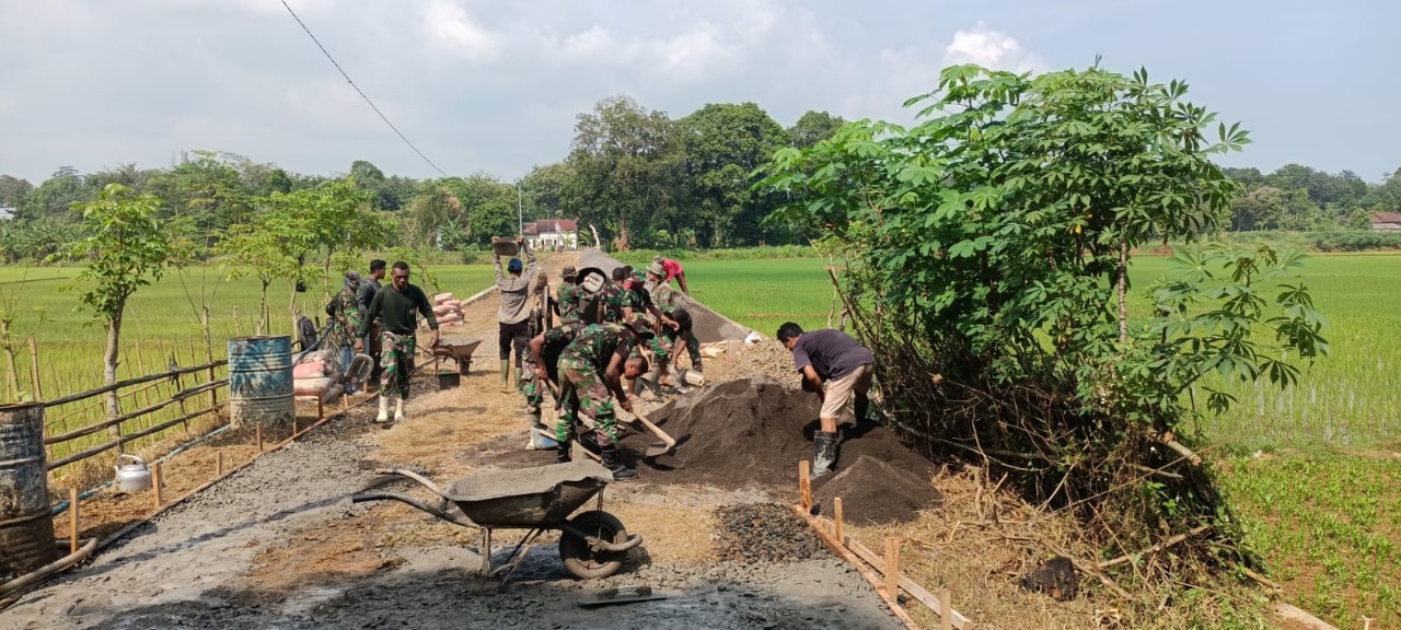 Anggota Kodim 0719/Jepara dan Warga Kerjakan Sasaran Fisik