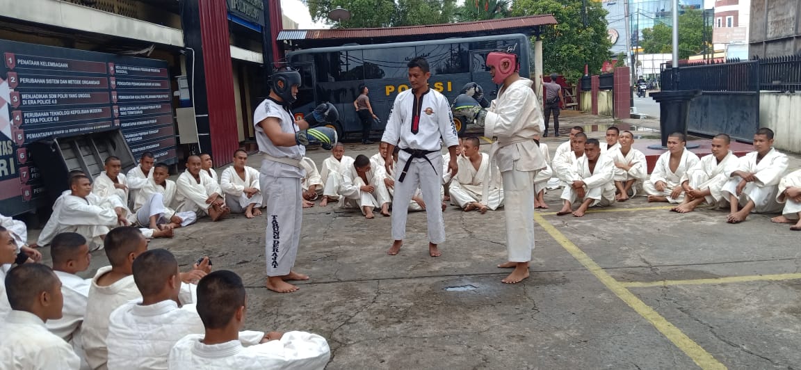 Latihan Beladiri Tarung Derajat