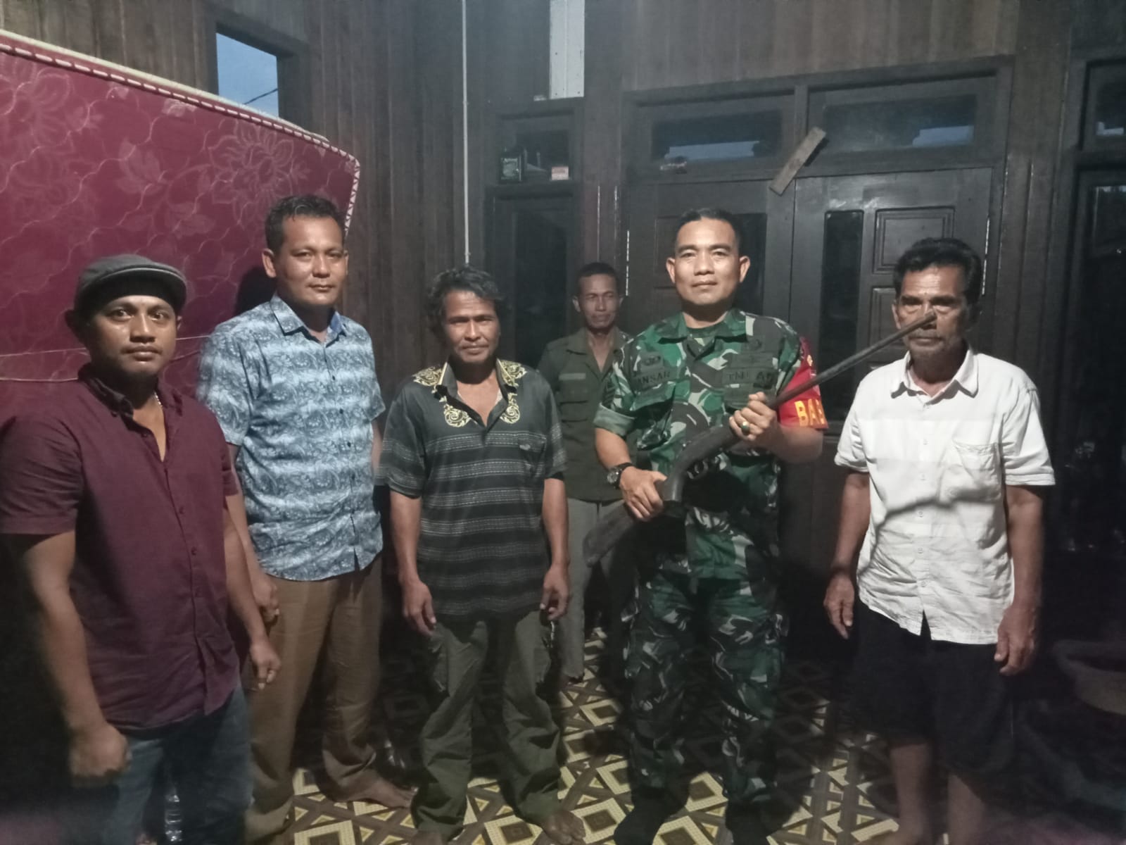Babinsa Desa Rantau Makmur Terima Senjata Api Rakitan dari Masyarakat Binaannya