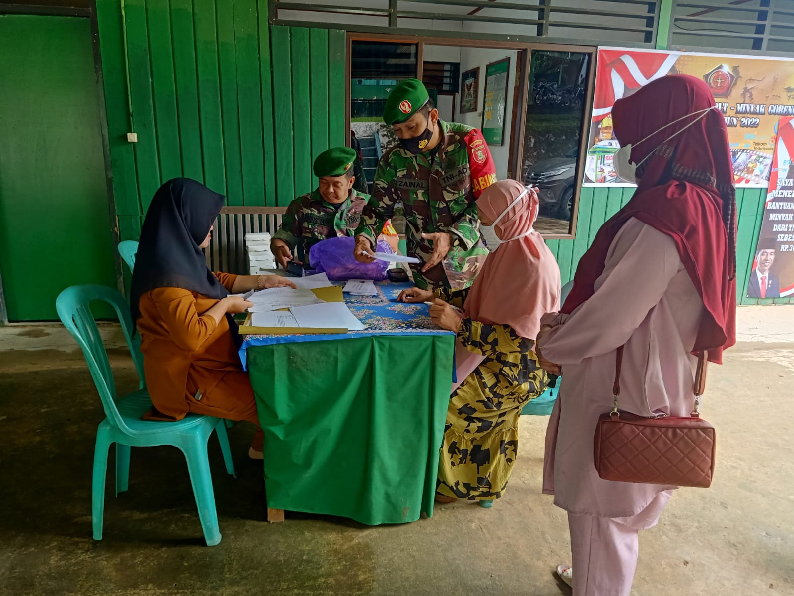 Koramil Kota Bangun Salurkan Program Bantuan BLT Migor