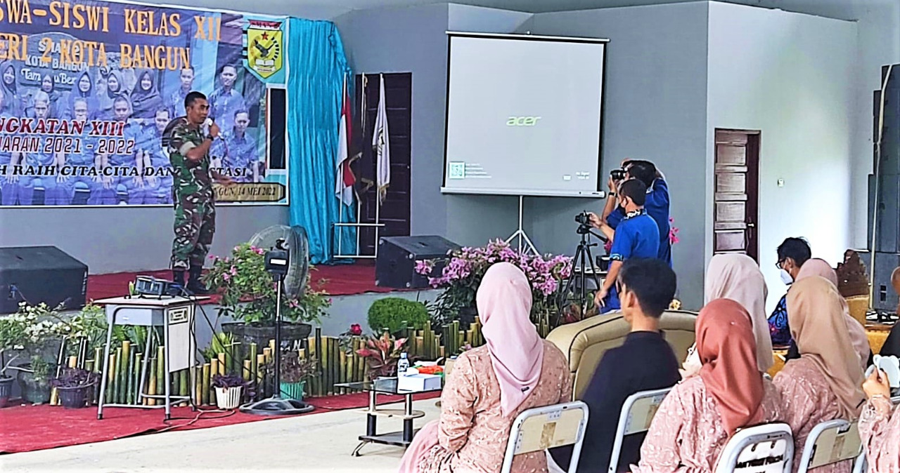 Pesan Babinsa Kepada Kelas 12 SMA 2 Kota Bangun Perpisahan