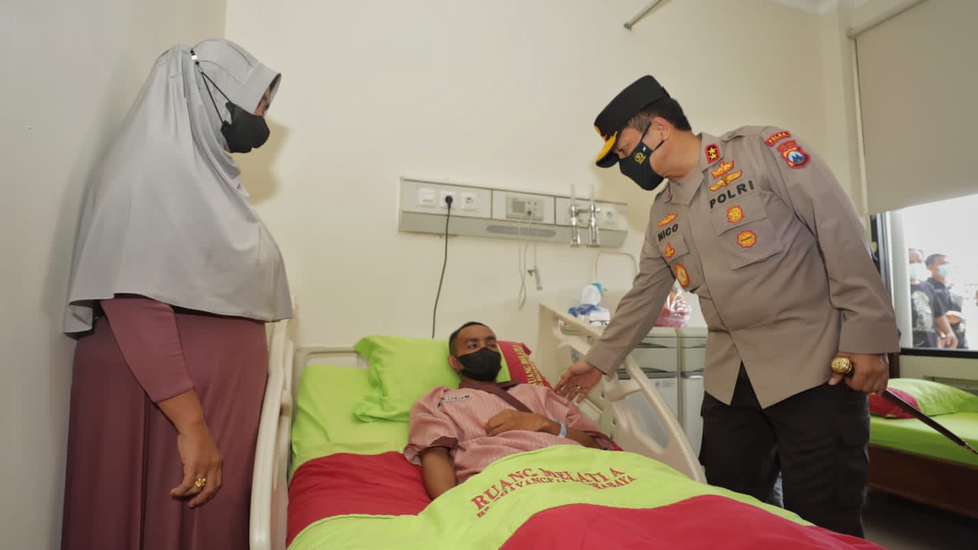 Terkena Lemparan Batu, Kapolda Jatim Menjenguk Anggota Sabhara