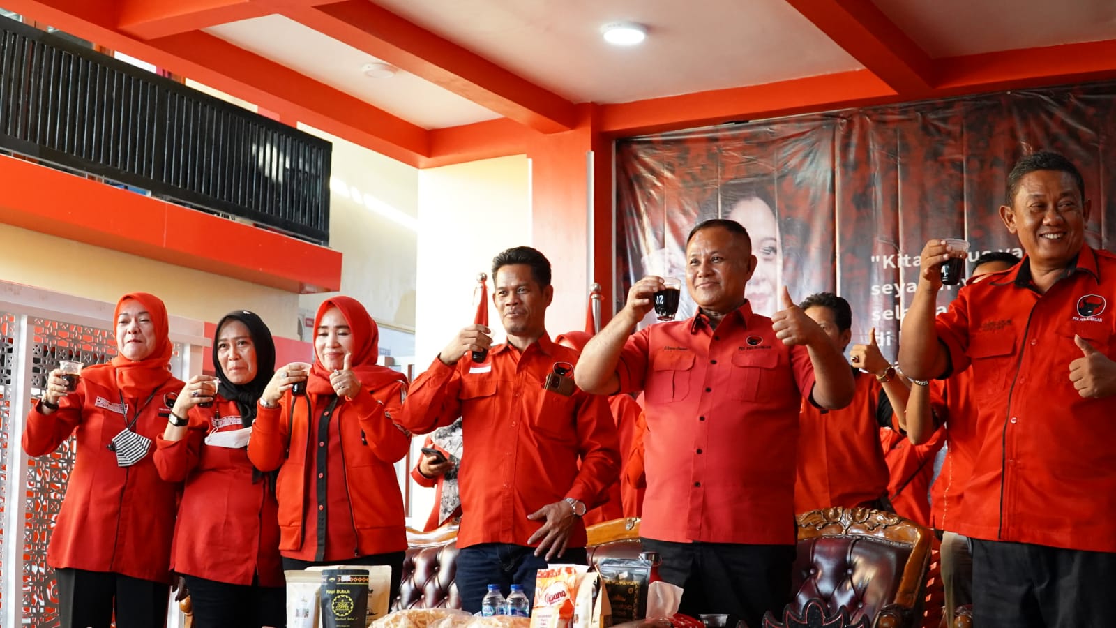 DPC PDI-Perjuangan Lamsel, Sulang Kopi Tanah Air Untuk Pecahan Rekor Muri