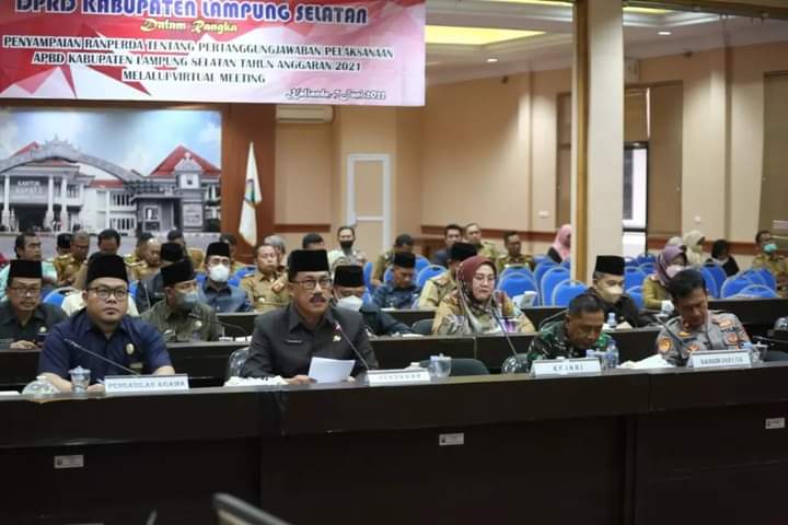 Sekdakab Lamsel Sampaikan  Ranperda Pertanggungjawaban Pelaksanaan APBD Ta-2021 Saat Rapat Paripurna DPRD