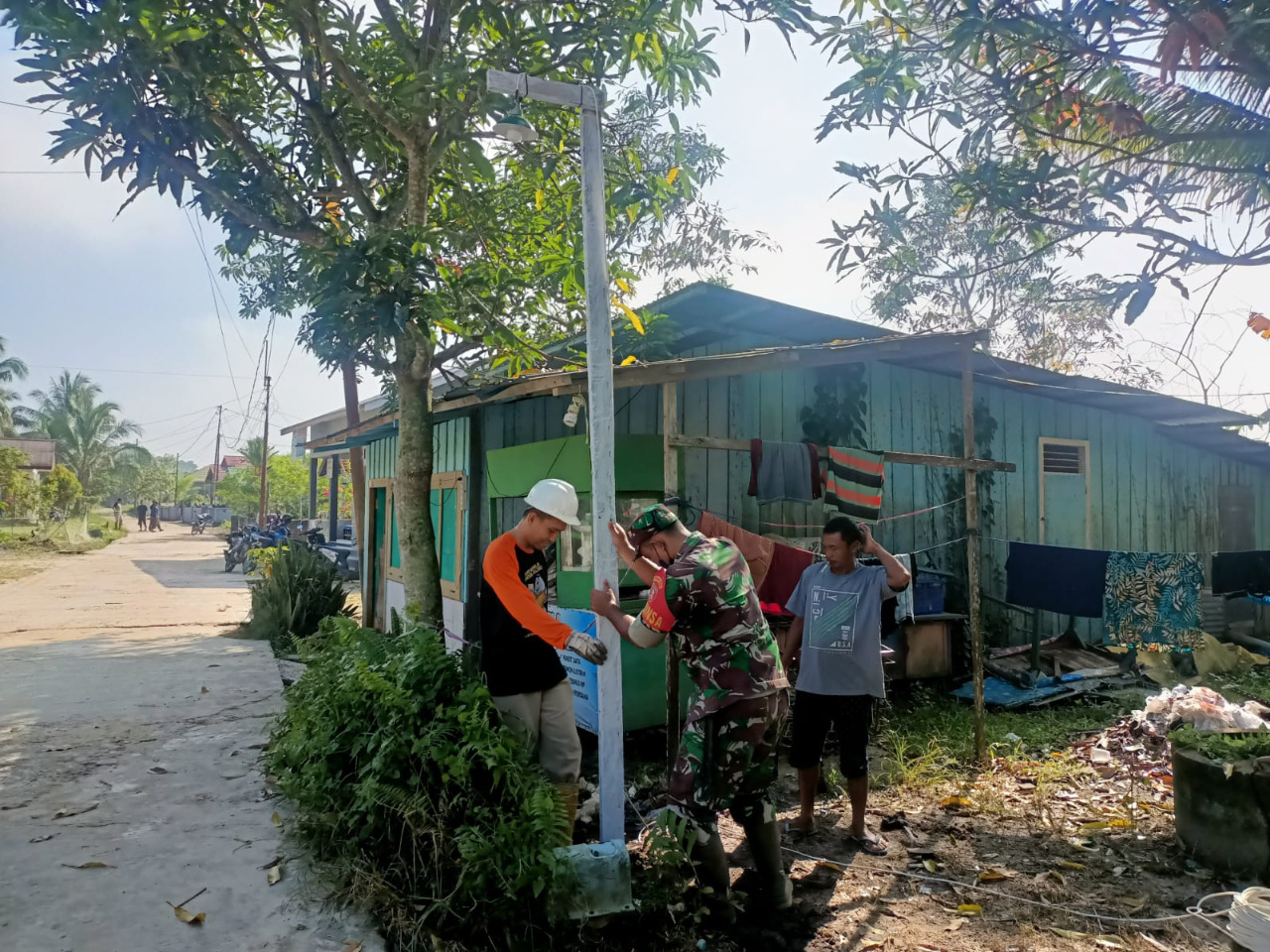 Babinsa Muara Jawa Dan Warga Lakukan Gotong Royong Guna Melestarikan Budaya Bangsa