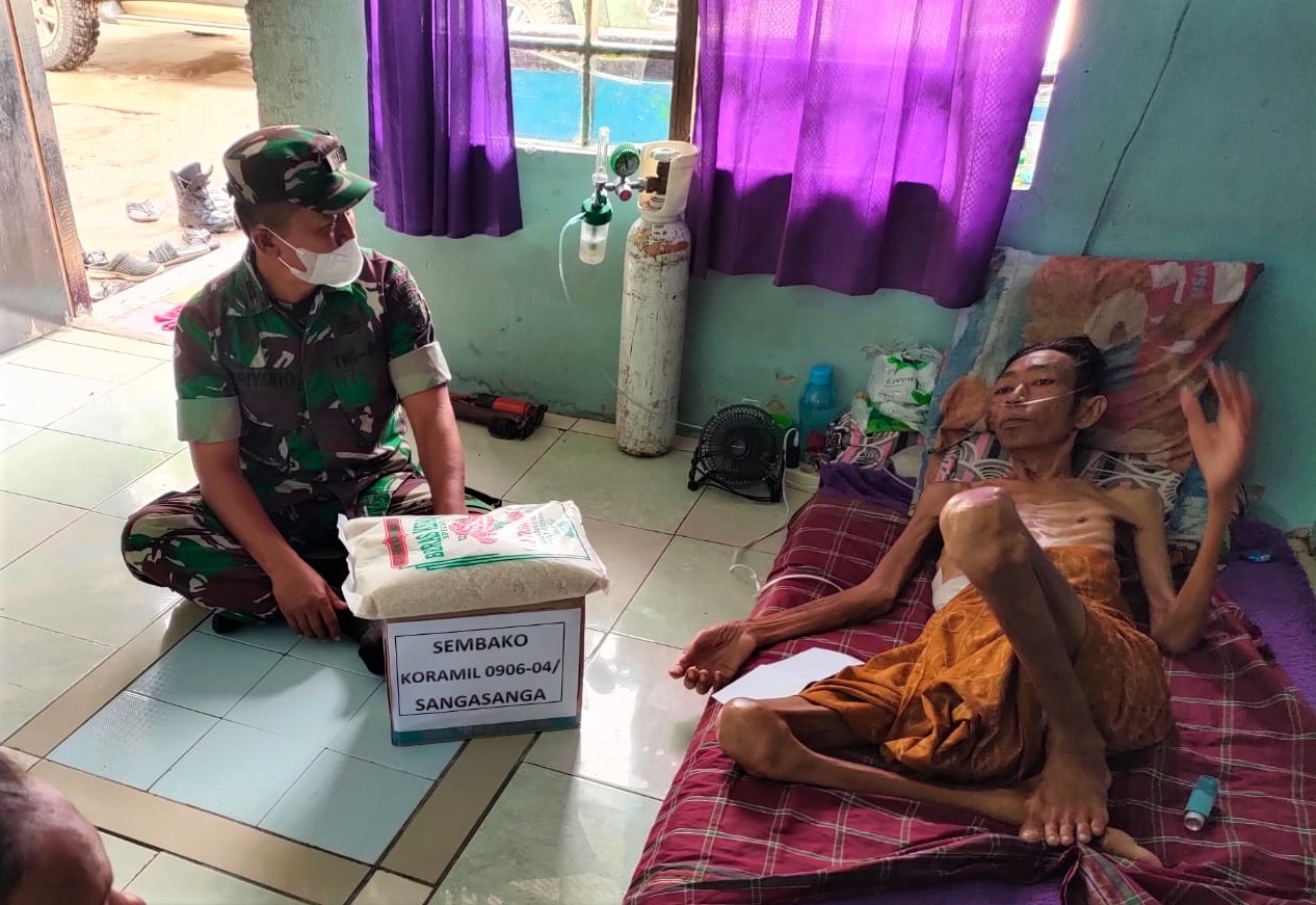Danramil Sanga-Sanga Jenguk Warga Sakit