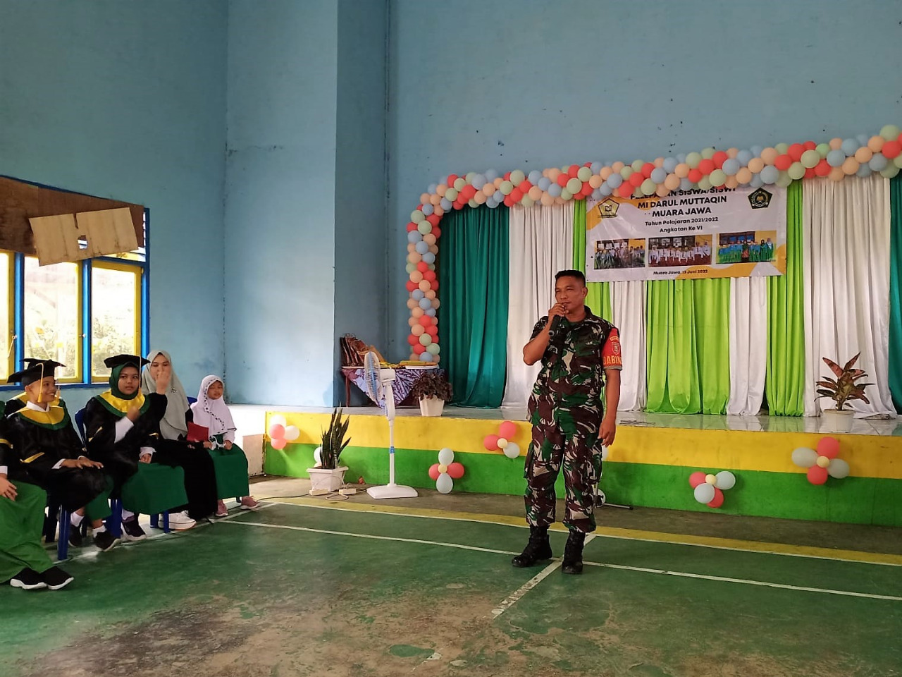Babinsa Muara Jawa Hadiri Pelepasan Siswa-Siswi MI Darul Muttaqin, Ini Yang Disampaikan