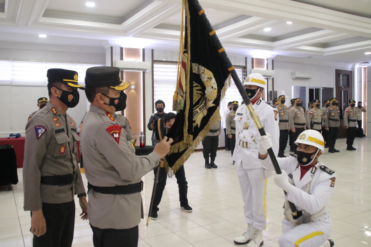 Hari Bhayangkara ke 76, Polda Kalbar Gelar Tradisi Upacara Pencucian Pataka