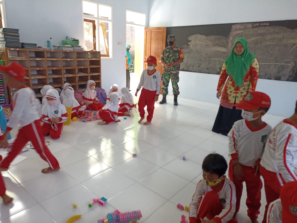 Babinsa Pantau PTM di Wilayah Binaan