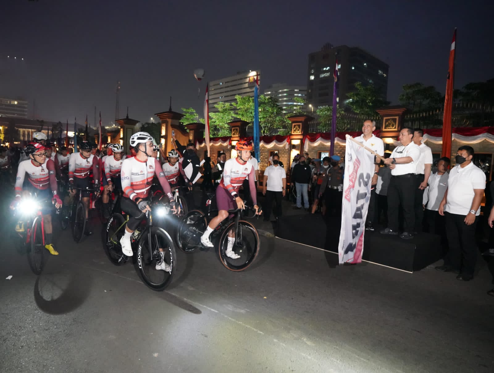 Pecahkan Rekor MURI, Kapolri Lepas Peserta Sepeda Sejauh 508 Km