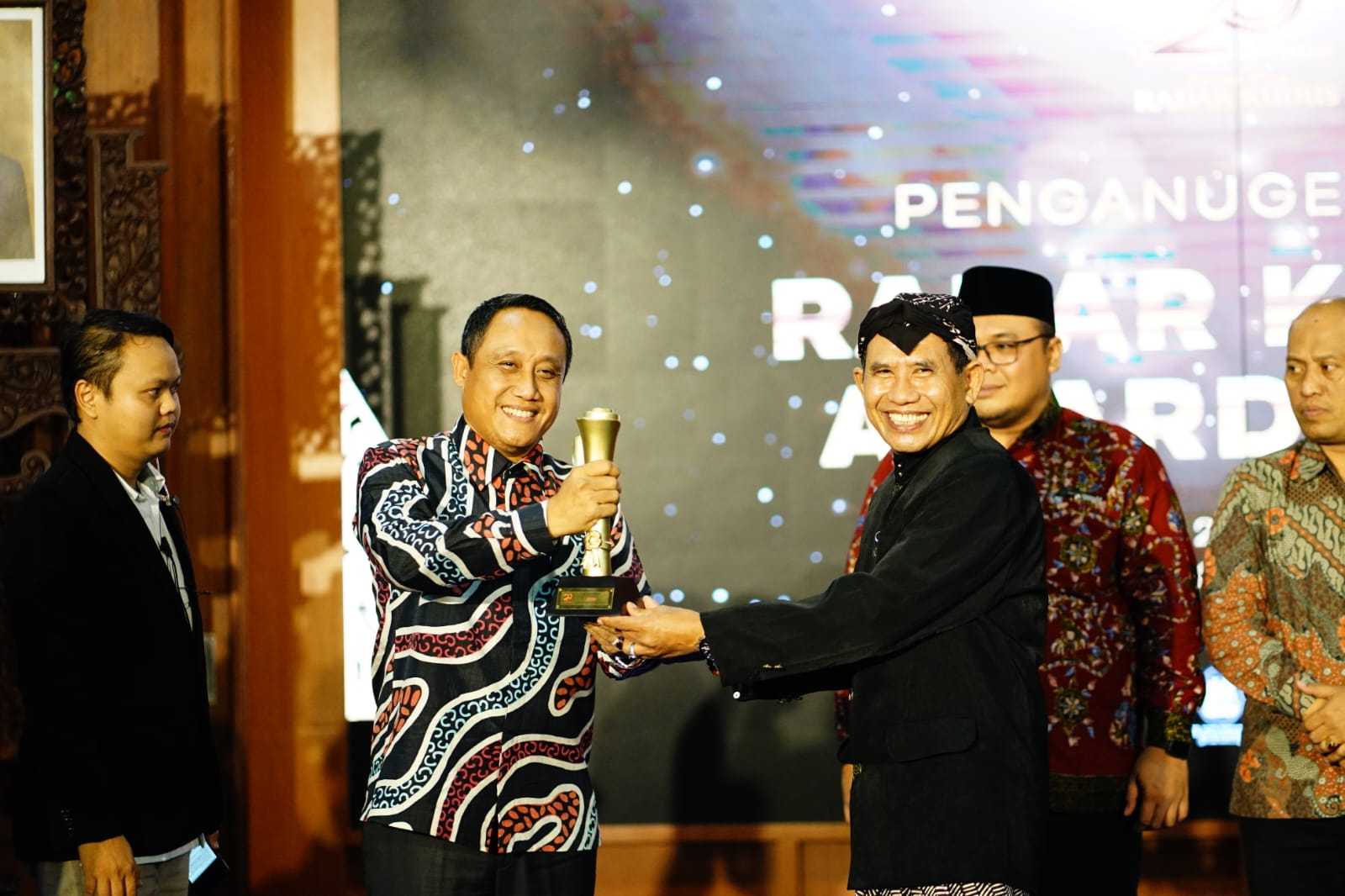 Safin Terima Penghargaan Pelopor Pengembangan Olahraga
