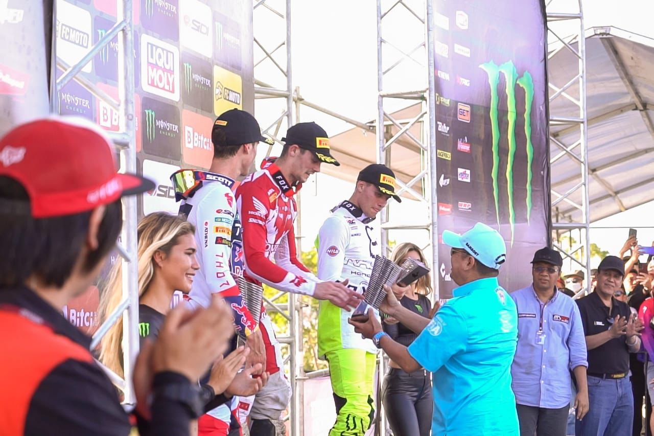 Ketum IMI Bamsoet Serahkan Trophy Juara MXGP Samota Kepada Tim Gajser (Slovenia)
