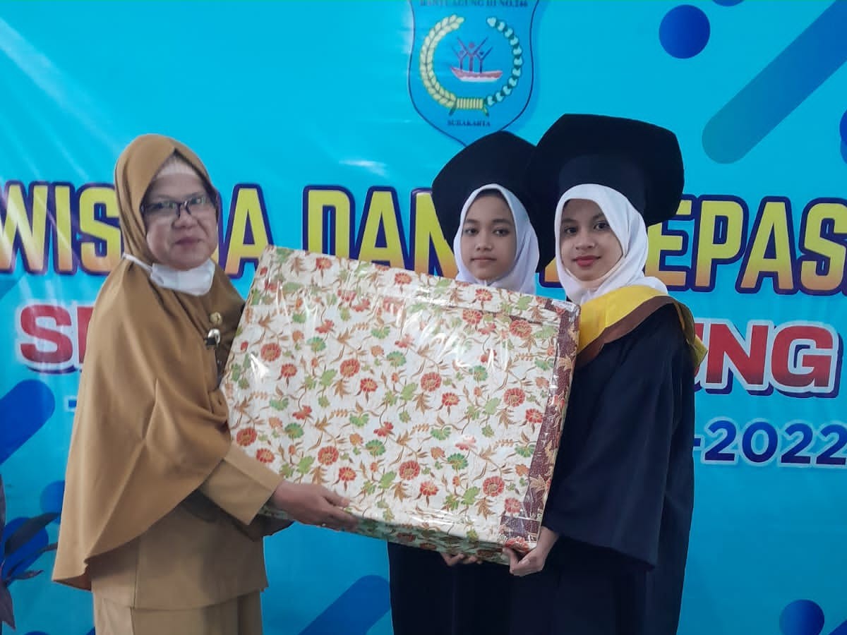 Air Mata Haru Warnai Pelepasan Siswa Kelas VI SD Negeri 3 Banyuagung Banjarsari