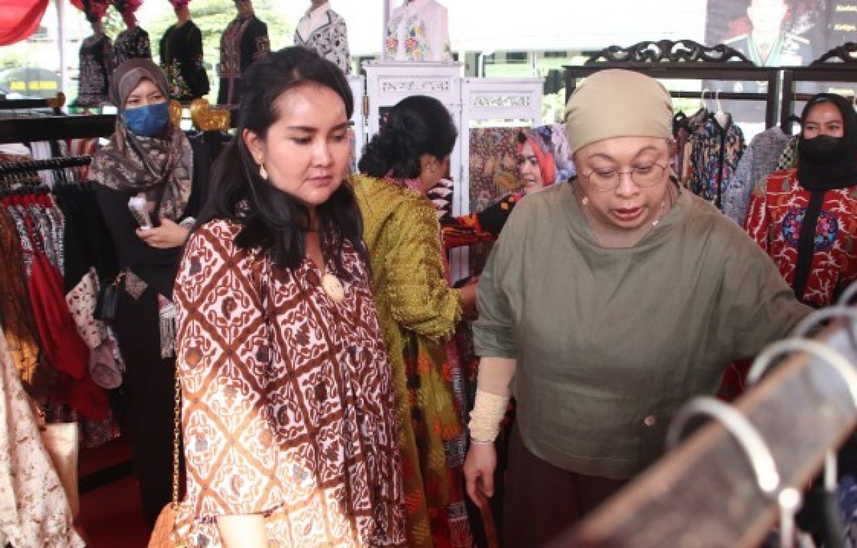 Istri Panglima Angkatan Tentara Malaysia dan Ketua Umum Dharma Pertiwi, Kunjungi Pameran UMKM Persit PD III/Slw