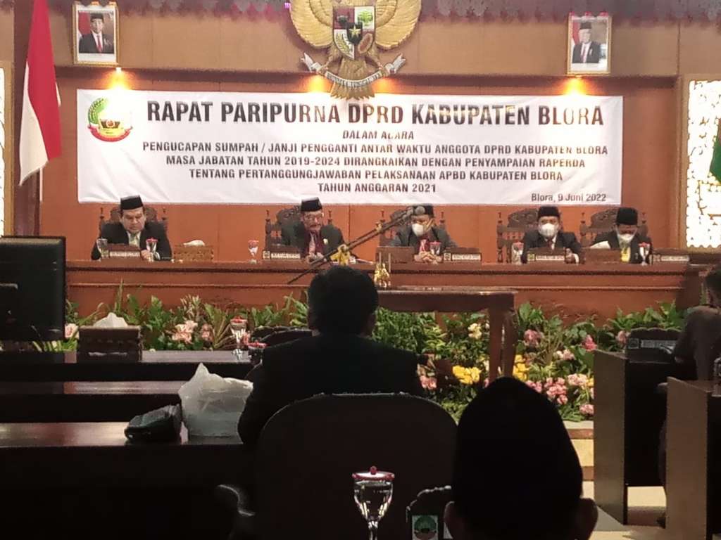 Rapat Paripurna DPRD PAW Partai PDI-P Dan DPRD PAW Dari Partai Gerindra Telah Mengucapkan Sumpah Janji