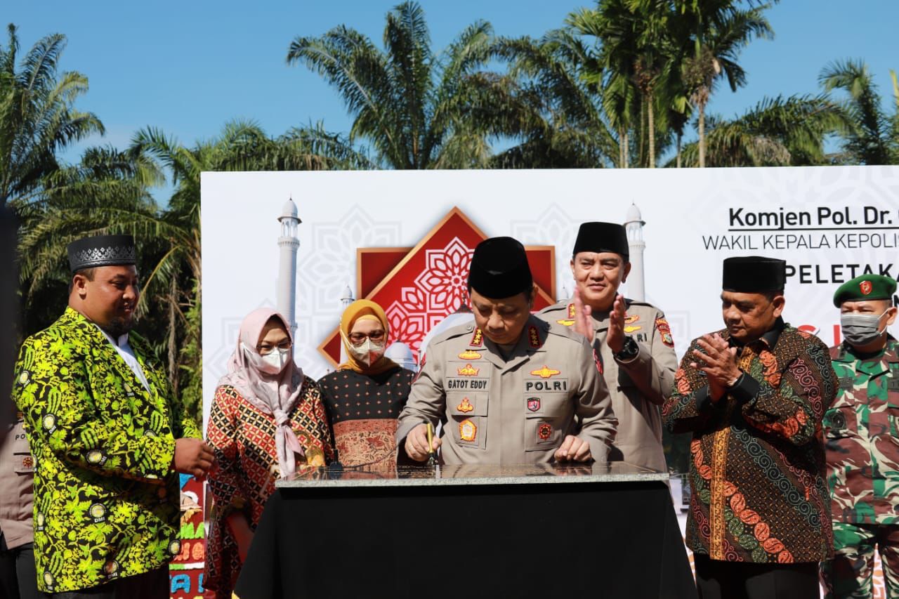 Wakapolri Melakukan Peletakan Batu Pertama Pembangunan Masjid Al Kastoeri