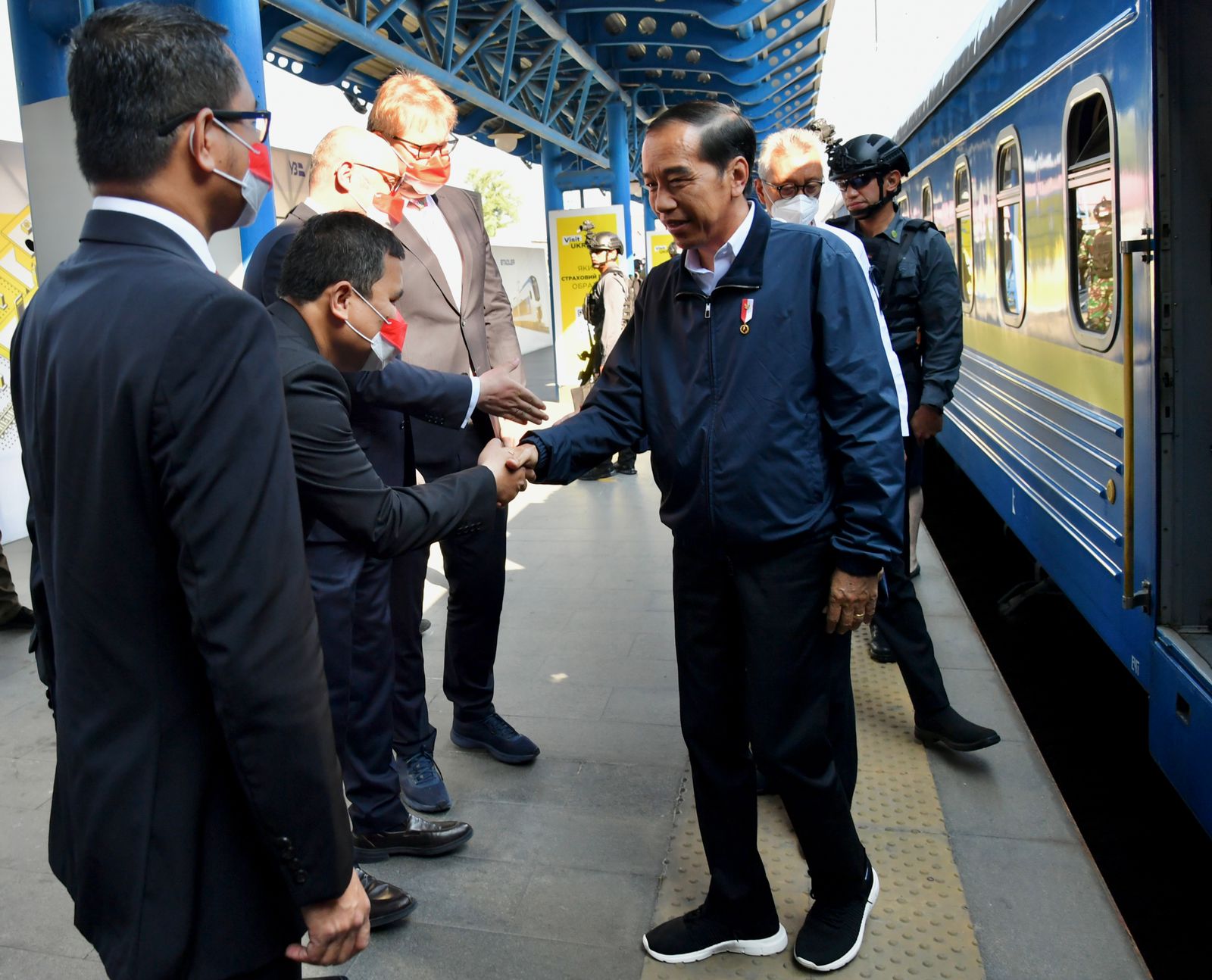 Presiden Jokowi dan Ibu Iriana Tiba di Kyiv  