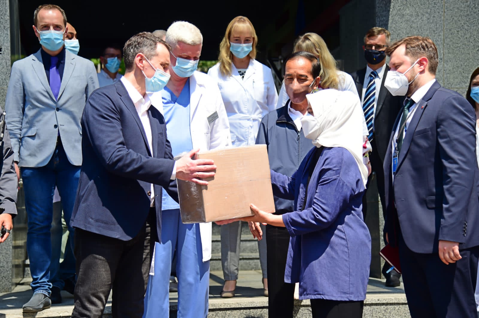 Ibu Iriana Serahkan Bantuan kepada Rumah Sakit di Kyiv
