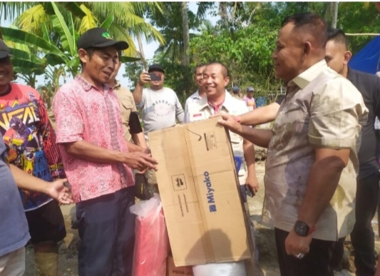 Cepat Tanggap Nanang Berikan Bantuan Kepada Warga Way Sidomukti