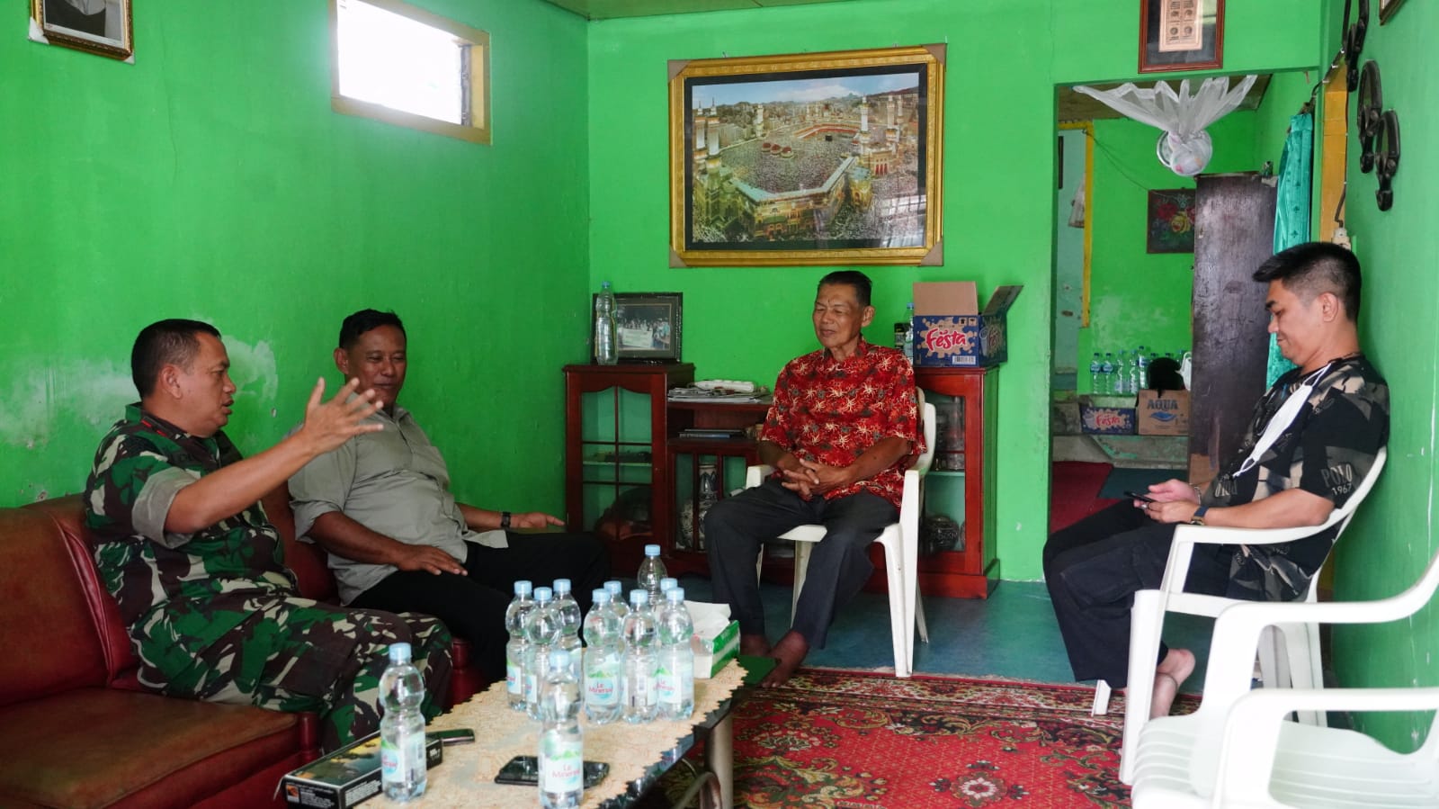 Kedekatan Dan Kepeduliannya, Danrem 091/ASN Besuk Gurunya Yang Sedang Sakit