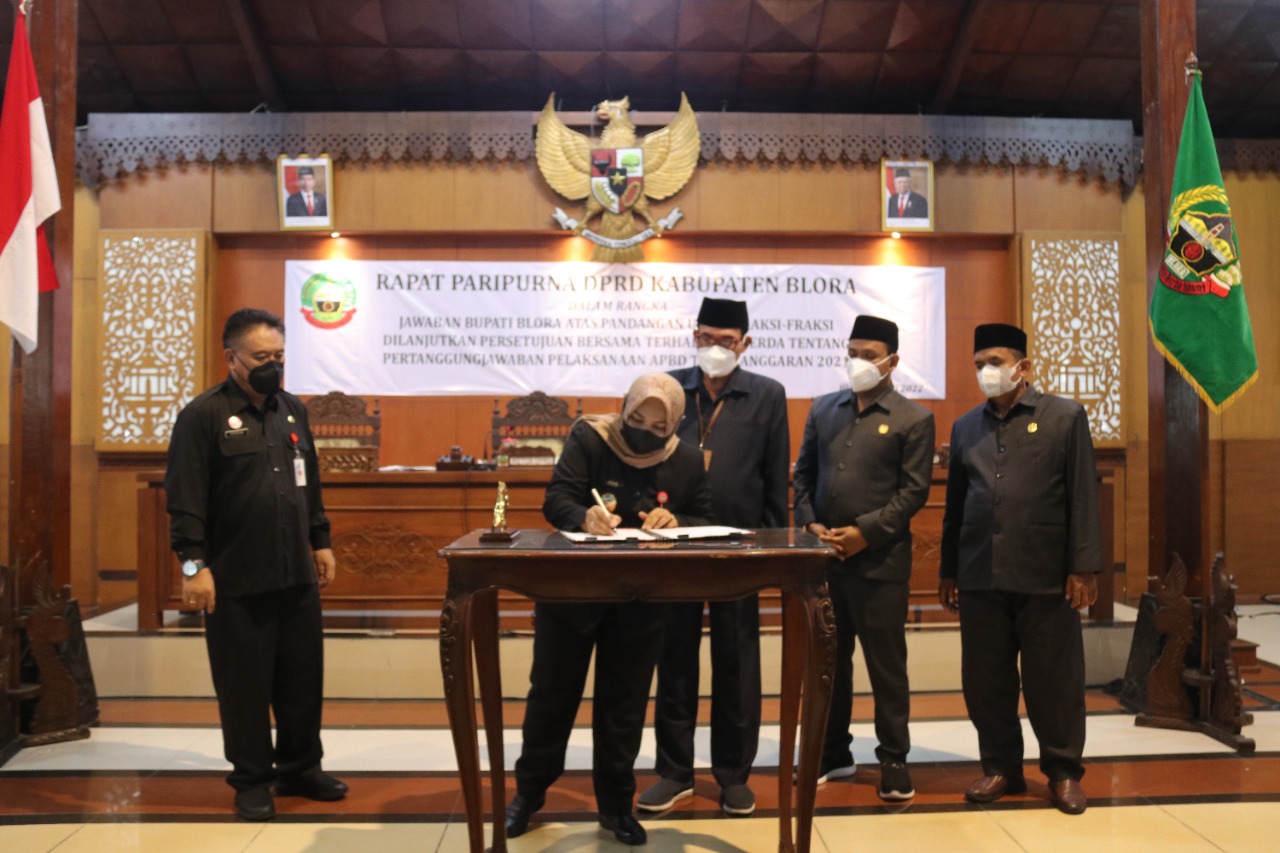 Penandatanganan Raperda Tentang Pertanggungjawaban APBD Blora Tahun Anggaran 2021