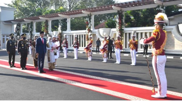 Tiba di Akpol, Presiden dan Ibu Iriana Disambut Tradisi Penyambutan oleh Taruna