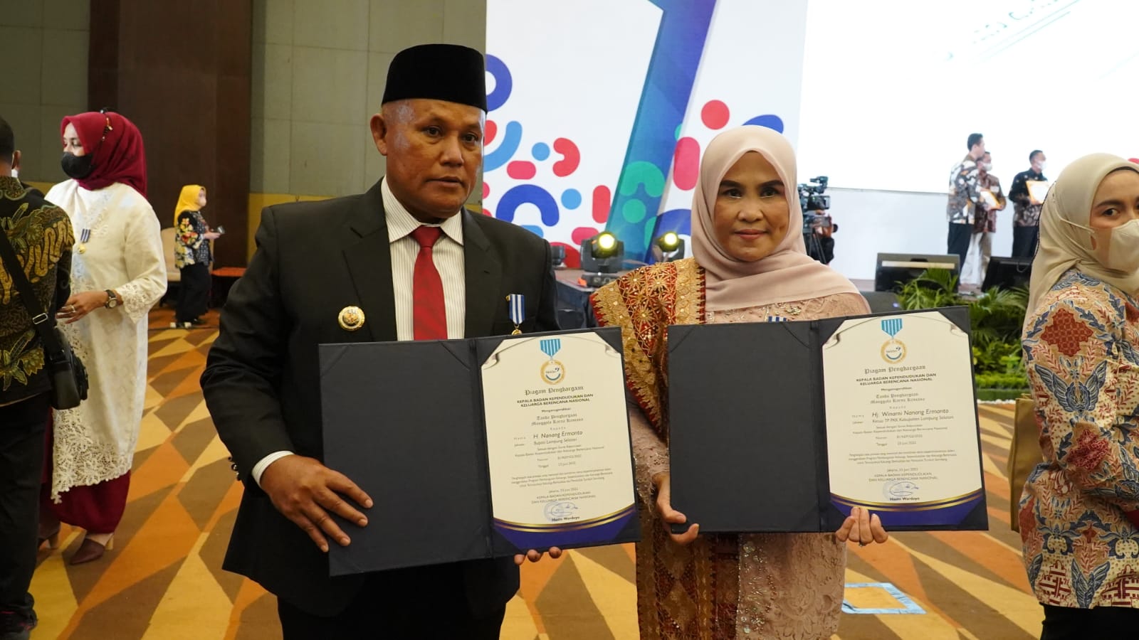 Nanang Ermanto dan Bunda Win Terima Penghargaan BKKBN Pemerintah Pusat